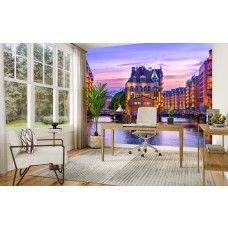 Fototapete Speicherstadt Hamburg im Abendlicht im Büro mit klarer Architektur und professioneller Ausstrahlung.