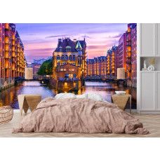 Fototapete Speicherstadt Hamburg im Abendlicht im Schlafzimmer mit warmem Licht und sanften Wasserreflexionen.