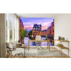 Fototapete Speicherstadt Hamburg im Abendlicht im Büro mit Tiefenwirkung durch Kanäle und Brücken.