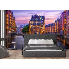 Fototapete Speicherstadt Hamburg im Abendlicht im Schlafzimmer mit farbigem Himmel und urbaner Ruhe.