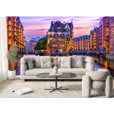 Fototapete Speicherstadt Hamburg im Abendlicht im Wohnzimmer mit ikonischem Hamburger Stadtmotiv und violettem Himmel.