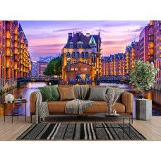 Fototapete Speicherstadt Hamburg im Abendlicht im Wohnzimmer mit historischen Lagerhäusern und warmer Abendstimmung.