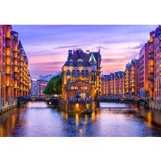 Fototapete Speicherstadt Hamburg im Abendlicht als Produktfoto mit beleuchteten Lagerhäusern und Spiegelungen im Wasser.
