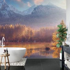 Eine Fototapete mit einem spiegelnden See und Bergen, die in einem Badezimmer angezeigt wird.