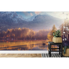 Eine Fototapete mit einem spiegelnden See und beeindruckenden Bergen, die in einem Wohnzimmer angezeigt wird.