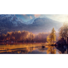 Ein spiegelnder See und majestätische Berge, die perfekt auf einer naturalistischen Fototapete eingefangen wurden.