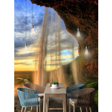 Eine Fototapete mit einem märchenhaften Wasserfall bei Sonnenuntergang in den Bergen mit Natur.