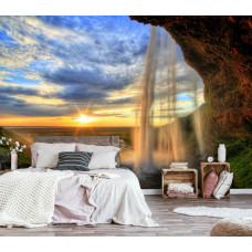 Eine Fototapete mit einem märchenhaften Wasserfall bei Sonnenuntergang in den Bergen mit Natur, zu sehen in der Küche.