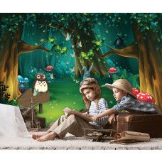 Eine magische Fototapete eines Märchenwaldes für Jungen und Mädchen, die im Kinderzimmer zu sehen ist.