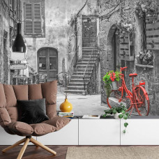 Eine Fototapete mit einer farbenfrohen toskanischen Straße, dargestellt in einem Schlafzimmer.