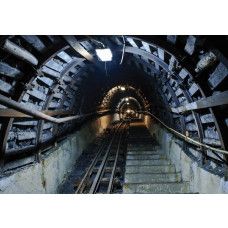 Kohlebergwerk mit einem 3D-Tunnel und Gleiseffekten auf einer beeindruckenden Fototapete.