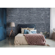 Eine Fototapete mit einer anthrazitfarbenen Ziegelwand in einem stilvollen Schlafzimmer.