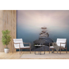 Ein Fototapet von einem Steinweg im Wasser mit Felsen in einem Wohnzimmer.