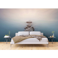 Ein Fototapet von einem Steinweg im Wasser in einem Schlafzimmer mit Vliesbehang.