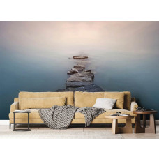 Ein Fototapet von einem Steinweg im Wasser in einem Wohnzimmer mit Vliesbehang.