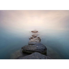 Ein Fototapet von einem Steinweg im Wasser.