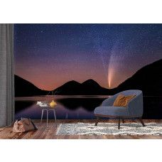 Ein Fototapet von einem Sternenhimmel über Bergen und einem See in einem Büro.