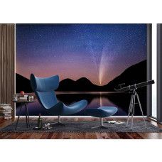 Ein Fototapet von einem Sternenhimmel über Bergen und einem See in einem Büro.