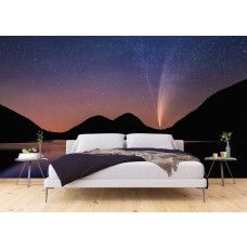 Ein Fototapet von einem Sternenhimmel über Bergen und einem See in einem Schlafzimmer.