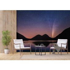 Ein Fototapet von einem Sternenhimmel über Bergen und einem See in einem Wohnzimmer mit Vliesbehang.