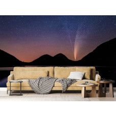 Ein Fototapet von einem Sternenhimmel über Bergen und einem See in einem Wohnzimmer mit Vliesbehang.