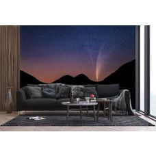 Ein Fototapet von einem Sternenhimmel über Bergen und einem See in einem Wohnzimmer.