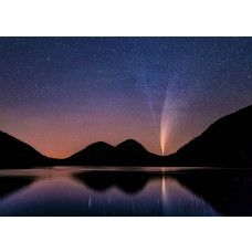 Ein Fototapet von einem Sternenhimmel über Bergen und einem See.