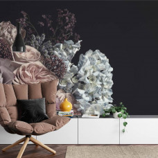 Eine Fototapete mit einem Blumenstrauß aus Rosen und Pfingstrosen in einem klassischen Stil, dargestellt in einem Wohnzimmer.