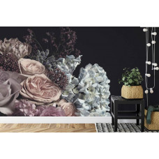 Eine Fototapete mit einem eleganten Blumendesign, dargestellt in einem Schlafzimmer und Wohnzimmer.