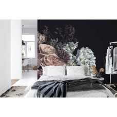 Eine Fototapete mit einem romantischen Rosenstrauß, dargestellt in einem Schlafzimmer.