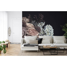 Eine Fototapete mit einem künstlerischen Muster aus Pfingstrosen, dargestellt in einem Wohnzimmer.