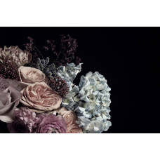 Ein stilvoller Blumenstrauß aus Rosen und Pfingstrosen, attraktiv dargestellt auf einer detaillierten Fototapete.