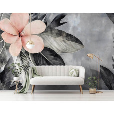 Fotobehang met een stijlvolle roze bloem en contrasterende bladeren aan de muur van een elegante woonkamer.