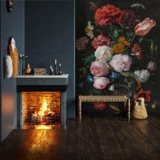 Ein Esszimmer mit einer Fototapete eines Stilllebens mit Blumen in einer Glasvase von Jan Davidsz de Heem, Rijksmuseum.