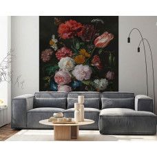 Ein modernes Wohnzimmer mit einer Fototapete eines Stilllebens mit Blumen in einer Glasvase von Jan Davidsz de Heem, Rijksmuseum.