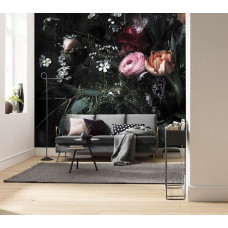 Eine Fototapete mit einem Rosenstillleben an einer Wand, in einem klassischen und künstlerischen Stil. Dieser Druck verleiht dem Wohnzimmer einen klassischen Charme.