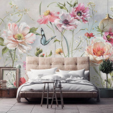 Eine Fototapete mit Stockrosen im Kunststil mit Blumen und Schmetterlingen auf Vliestapete im Schlafzimmer.