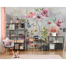 Eine Fototapete mit Stockrosen im Kunststil mit Blumen und Schmetterlingen im Wohnzimmer.