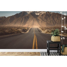 Eine Fototapete mit einer friedlichen Bergstraße, perfekt für ein Büro.