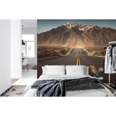 Eine Fototapete mit einer stimmungsvollen 3D-Straße in die Berge, ideal für ein Schlafzimmer.