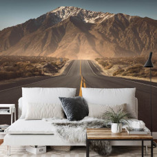 Eine Fototapete mit einem Panoramablick auf eine Straße und Berge, geeignet für ein Schlafzimmer und ein Wohnzimmer.