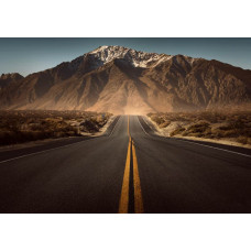 Fototapete einer Straße, die in die Berge führt, mit einem 3D-Effekt, der der Landschaft Tiefe und Perspektive verleiht.