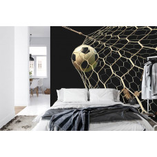 Fototapete mit einer spielerischen Darstellung eines im Netz gespannten Fußballs in einem Schlafzimmer.
