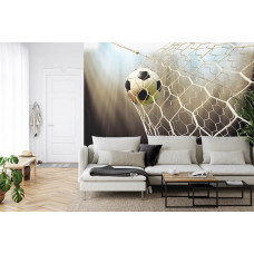 Fototapete mit einer Nahaufnahme eines Fußballs im Netz in einem Wohnzimmer.