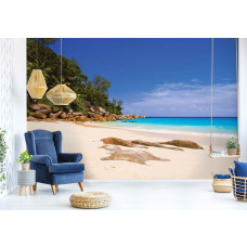 Eine Fototapete mit Strand und Meerblick, ideal für ein Wohnzimmer.