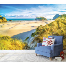 Eine Fototapete einer Strandlandschaft mit Meer und Dünen.