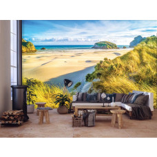 Eine Fototapete einer natürlichen Strandlandschaft mit Dünen und Meer im Wohnzimmer.