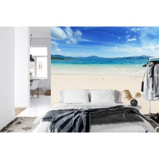 Eine stimmungsvolle Fototapete mit einem Strand und Meer, geeignet für ein Schlafzimmer.