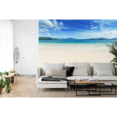 Eine helle Fototapete mit einem blauen Strand und Meerblick, perfekt für ein Wohnzimmer.