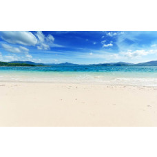 Fototapete mit einem hellblauen Meer, das an den Strand gespült wird, mit einem klaren blauen Himmel im Hintergrund.